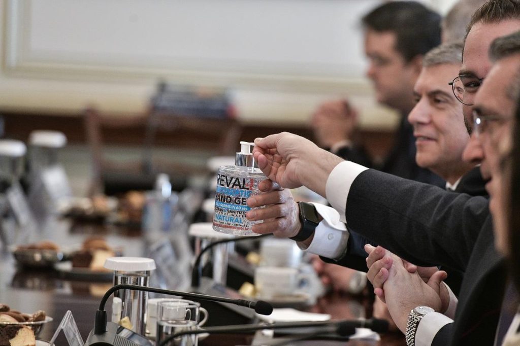 Ο «ατρόμητος» περιφερειάρχης που δεν φοβάται τον κορωνοϊό – Ανταλλάσσει χειραψίες χωρίς φόβο