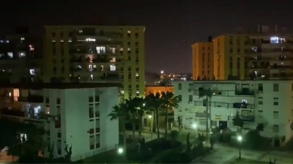 Ισπανία: Πολίτες χειροκροτούσαν γιατρούς και νοσηλευτές από τα μπαλκόνια τους