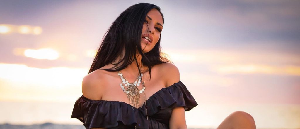 Με… Λένα Ζευγαρά η πρώτη απόπειρα για ομαδικό τραγούδι στις ελληνικές πολυκατοικίες – Άδοξο το τέλος (βίντεο)