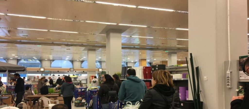 Αθήνα: Γεμίζουν τα σούπερ μάρκετ – Αδειάζουν τα ράφια (φώτο)