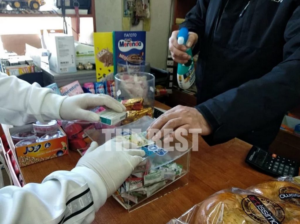 Το είδαμε και αυτό: Ψέκασαν πεντάευρο με αντισηπτικό