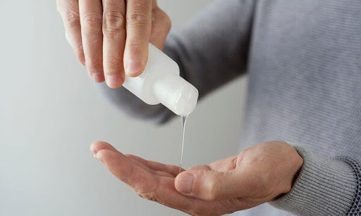 Ο Παγκόσμιος Οργανισμός Υγείας μας δείχνει πως να φτιάξουμε σπιτικό… αντισηπτικό