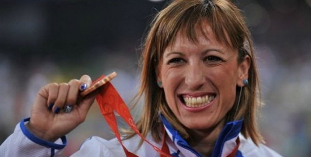 «Τα πήρε» η Πηγή Δεβετζή για το πλήθος στη λαμπαδηδρομία: «Εμείς είμαστε μαλ@@ες που μένουμε σπίτι;»