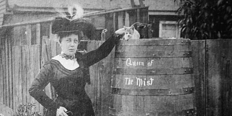 Αννι Eντσον Τέιλορ: Η γυναίκα που πήδηξε στους καταρράκτες του Νιαγάρα μέσα σε ένα βαρέλι και επέζησε! (βίντεο)