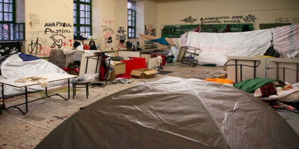 Εικόνες από την κατάληψη αλλοδαπών στο Πολυτεχνείο –  Μόνο σχολή δεν θυμίζει αυτή η κατάσταση…