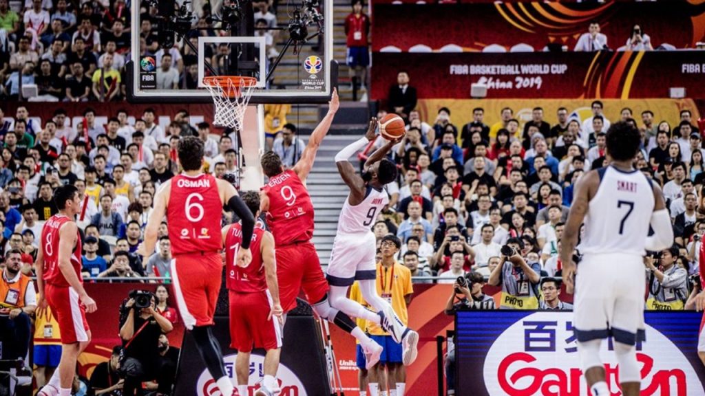 Τουρκία: «Κερνούσε» αντισηπτικό στους συμπαίκτες του ο Τζέιμς Νάναλι – Δεν έχει αναβληθεί ακόμα το πρωτάθλημα (βίντεο)