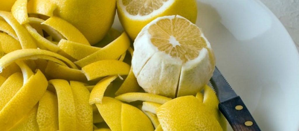 Να τι θα συμβεί αν βάλετε μια φλούδα λεμόνι μέσα στο πλυντήριο πιάτων σας