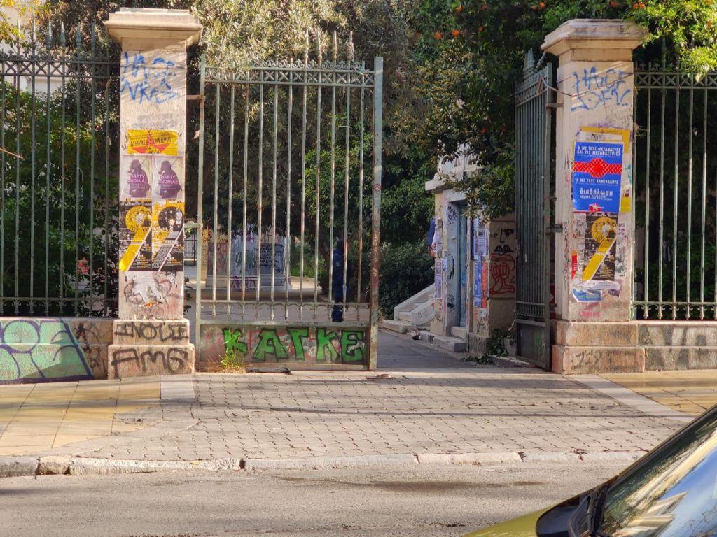 Αστυνομική επιχείρηση στο Πολυτεχνείο – Απομακρύνθηκαν αλλοδαποί μετανάστες από το κτίριο Γκίνη