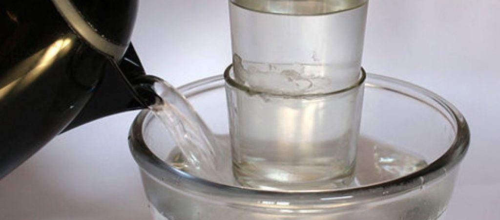 Το έξυπνο κόλπο για να ξεκολλήσετε δύο γυάλινα ποτήρια – Δεν πάει ο νους σας