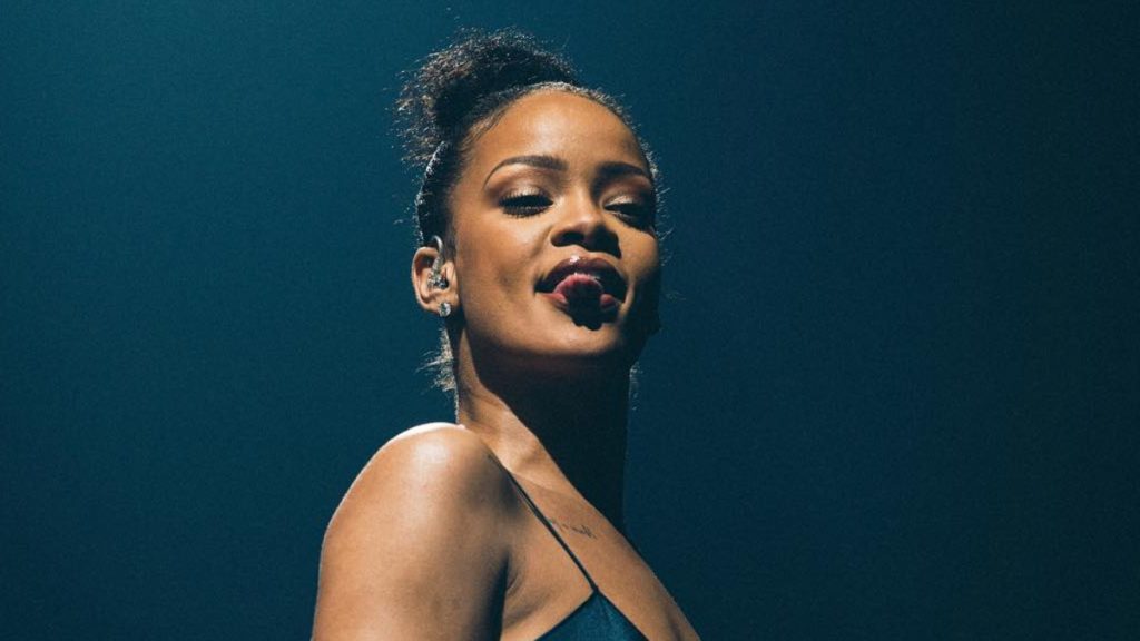 Rihanna: Μας κάνει να ξεχάσουμε τον κορωνοϊό – Ποζάρει με «καuτά» εσώρουχα (φώτο)