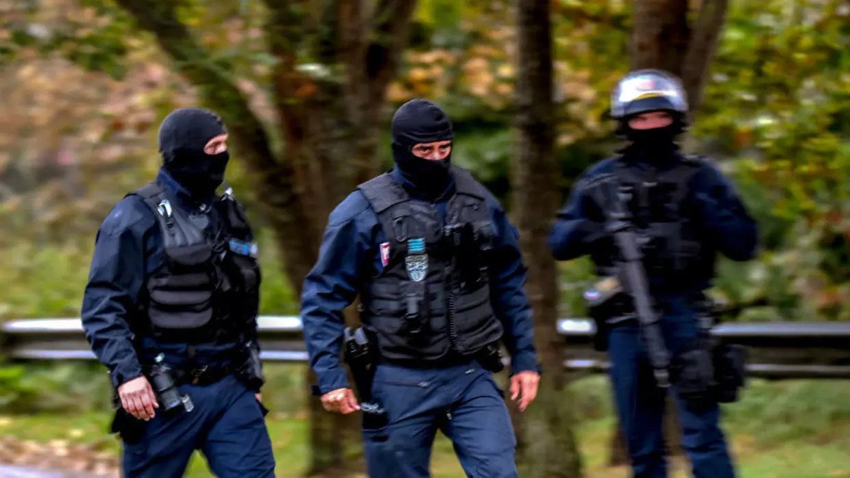Γαλλία: 100.000 άνδρες των σωμάτων ασφαλείας θα επιβάλλουν την απαγόρευση κυκλοφορίας που επιβλήθηκε