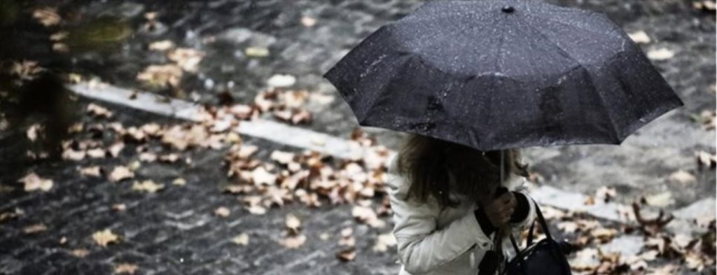 Καιρός: Έρχονται βροχές και χιόνια σήμερα – «Βουτιά» της θερμοκρασίας