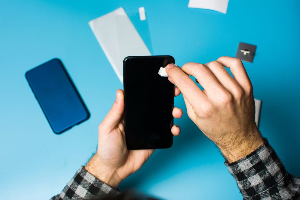 Πως θα κρατήσουμε καθαρό το κινητό μας – Ο Σ. Τσιόδρας μας δείχνει τον τρόπο (φώτο)