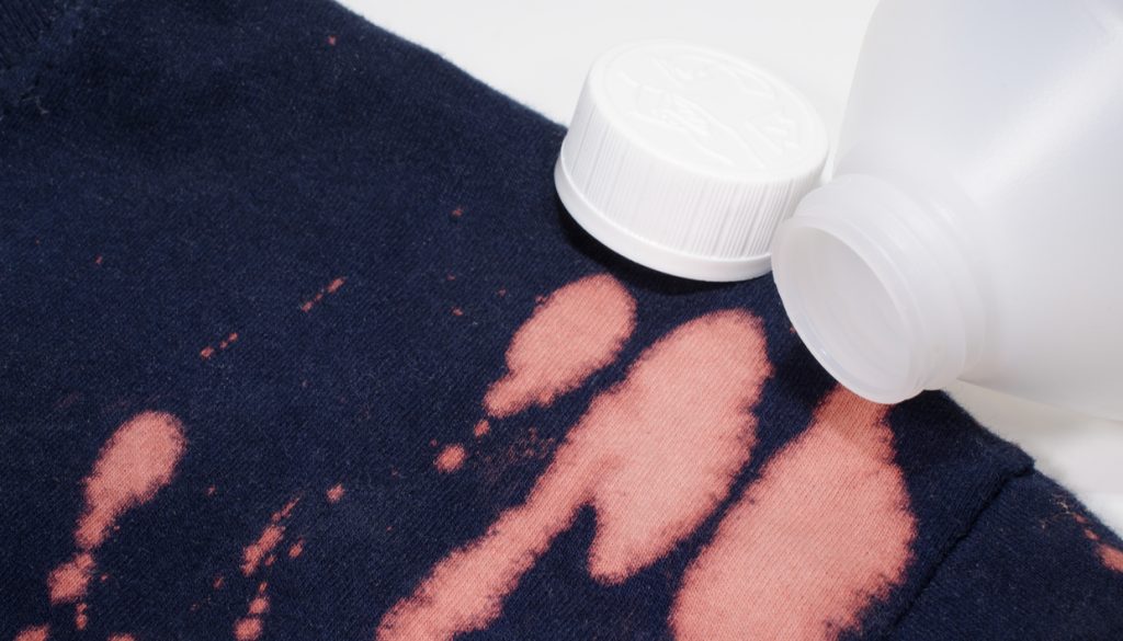 Έπεσε χλωρίνη στα ρούχα σας; – Έτσι θα την εξαφανίσετε!