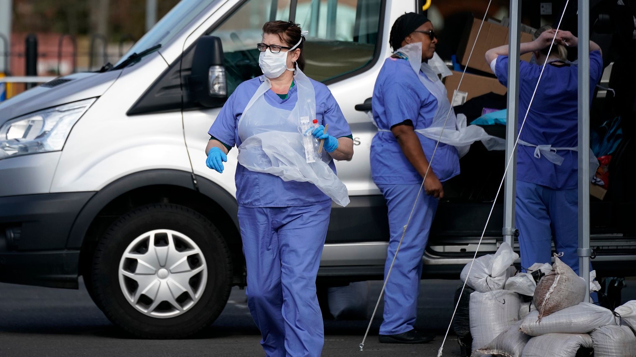 Βρετανία: Διατηρούν υπό έλεγχο την πανδημία χωρίς να πάρουν μέτρα! – 53 θύματα & 1542 κρούσματα σε 67 εκατ. πληθυσμο