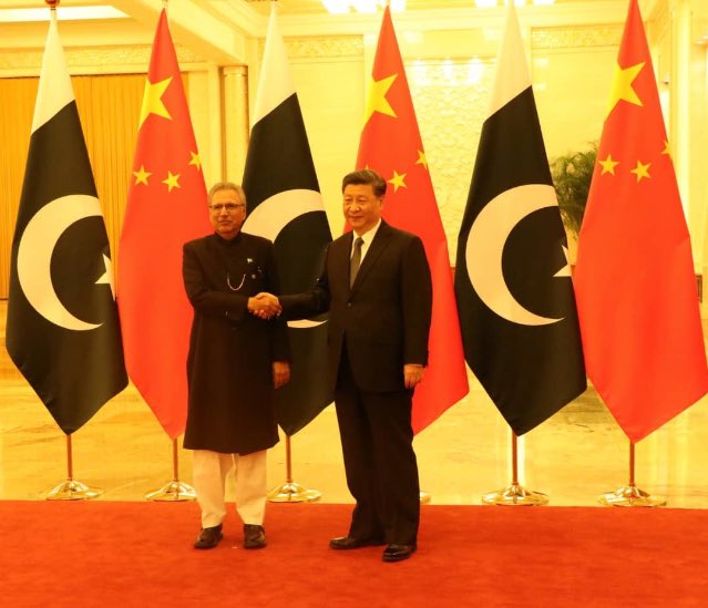 Ο πρόεδρος  της Κίνας ανταλλάσει χειραψία με τον πρόεδρο του Πακιστάν εν μέσω κορωνοϊου!