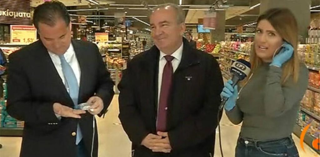 Με το… αντισηπτικό στο χέρι ο Άδωνις Γεωργιάδης – Απολύμανε το ακουστικό πριν το βάλει στο αυτί του (βίντεο)