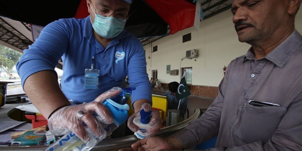 Πρωθυπουργός Πακιστάν για κορωνοϊό: «Αν αποκλείσουμε τις πόλεις ο κόσμος θα πεθάνει από την πείνα»