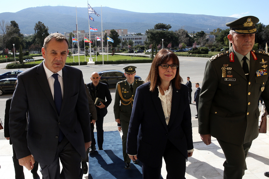 Στο υπ.Εθνικής Άμυνας η Πρόεδρος της Δημοκρατίας Αικ.Σακελλαροπούλου (φώτο)