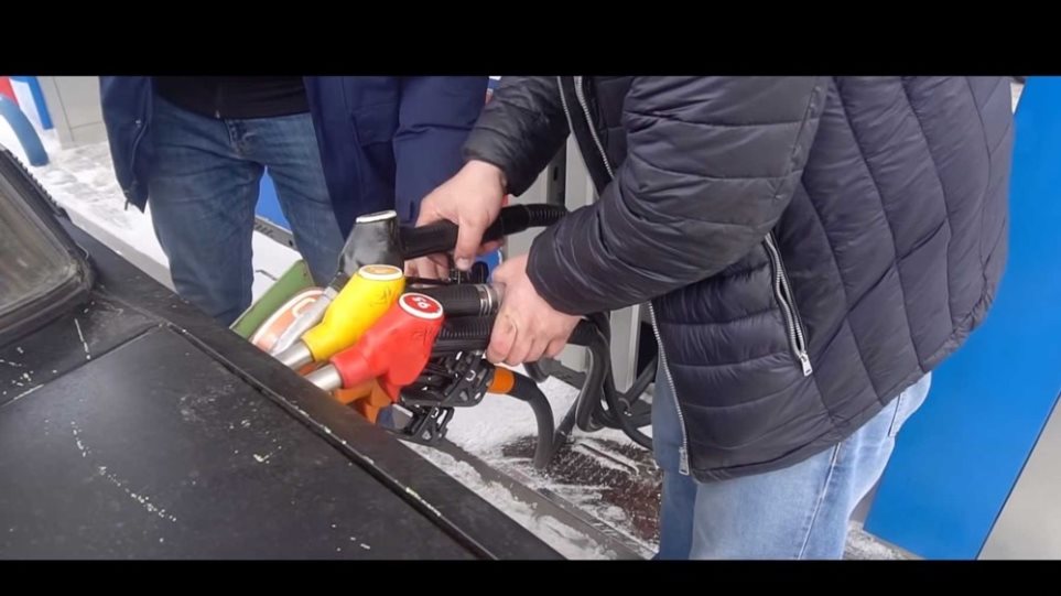 Βάζουν σε Lada 5 διαφορετικά καύσιμα κι αυτό δουλεύει «ρολόι» (βίντεο)