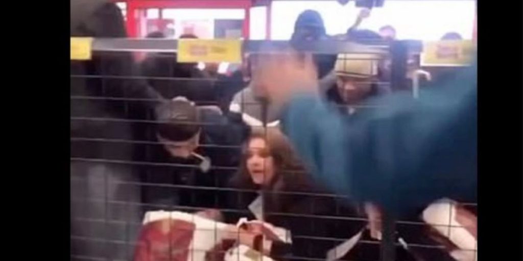 Βρετανία: «Μάχη μέχρι τελικής πτώσεως» για ένα ρολό χαρτί (βίντεο)