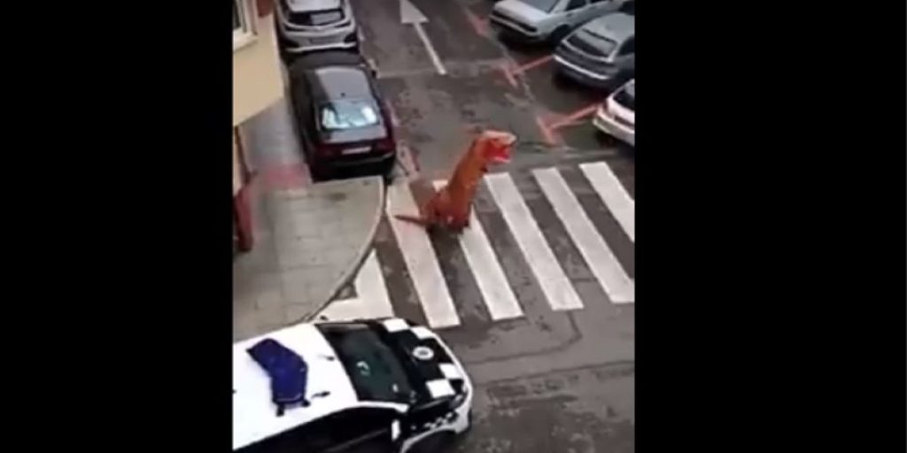 Γαλλία: Καθολική προστασία από τον ιό – Με στολή δεινοσαύρου για να πετάξει τα σκουπίδια