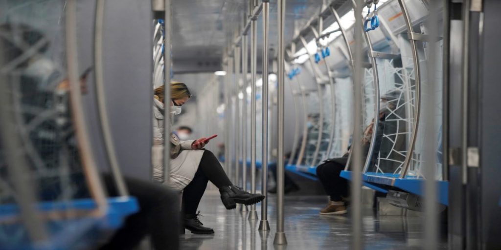 Πώς να μπεις στο μετρό χωρίς εισιτήριο και πως να βγεις χωρίς… κορωνοϊό (βίντεο)