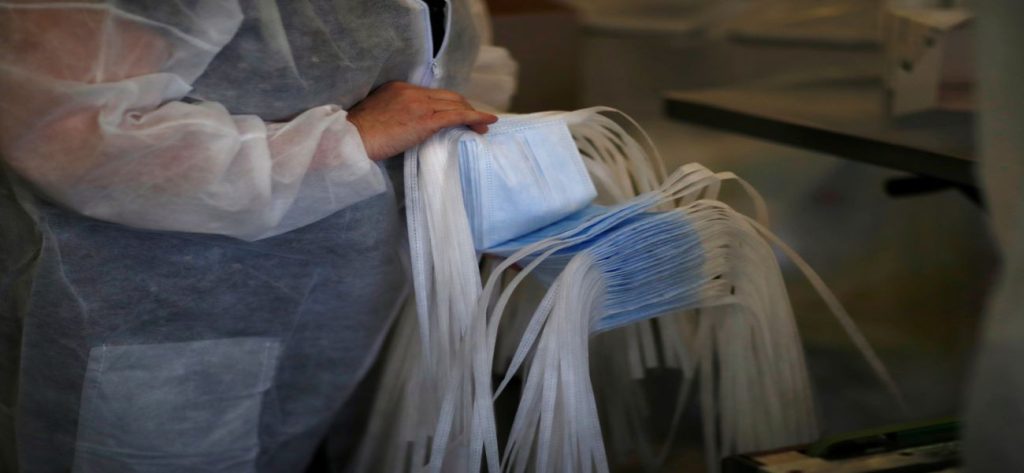 Θλιβερές εικόνες στις Σέρρες: Πεταμένα γάντια και μαντηλάκια στο συντριβάνι (βίντεο)