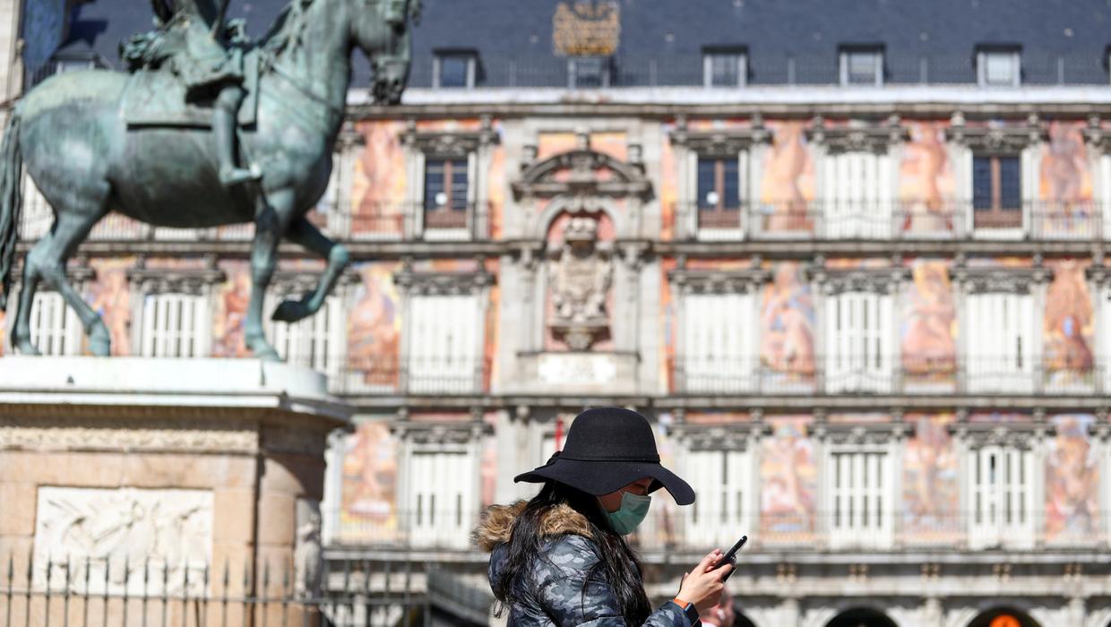 Κορωνοϊός: Στα μπαλκόνια οι Ισπανοί – Ζητάνε από τον βασιλιά να δώσει οικονομική βοήθεια