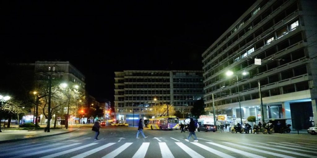 Η Αθήνα όπως δεν την έχουμε ξαναδεί: Φωτογραφίες μας περιηγούν στην άδεια πόλη