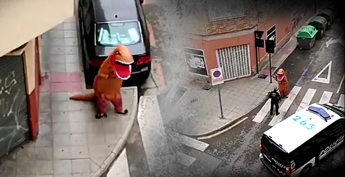 Βίντεο: Ισπανός βγήκε έξω με… στολή δεινοσαύρου – Γέλασε μέχρι και η αστυνομία