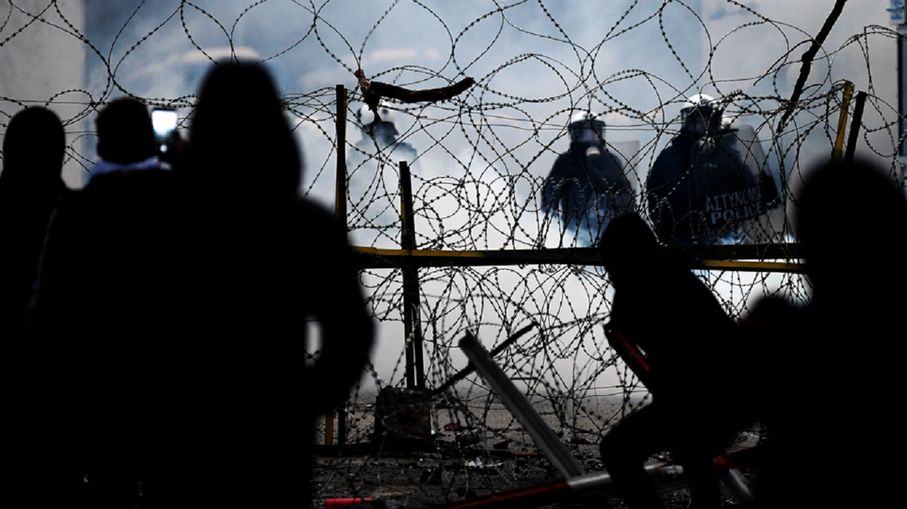 Έβρος: Εκατοντάδες αλλοδαποί επιχειρούν να περάσουν τα σύνορα – Επιθέσεις κατά των ελληνικών δυνάμεων