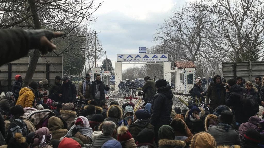 Σπεύδουν  για να «συλληφθούν» από τις ελληνικές αρχές οι αλλοδαποί – Τούρκοι: «Δεν πρόκειται να σας απελάσουν»