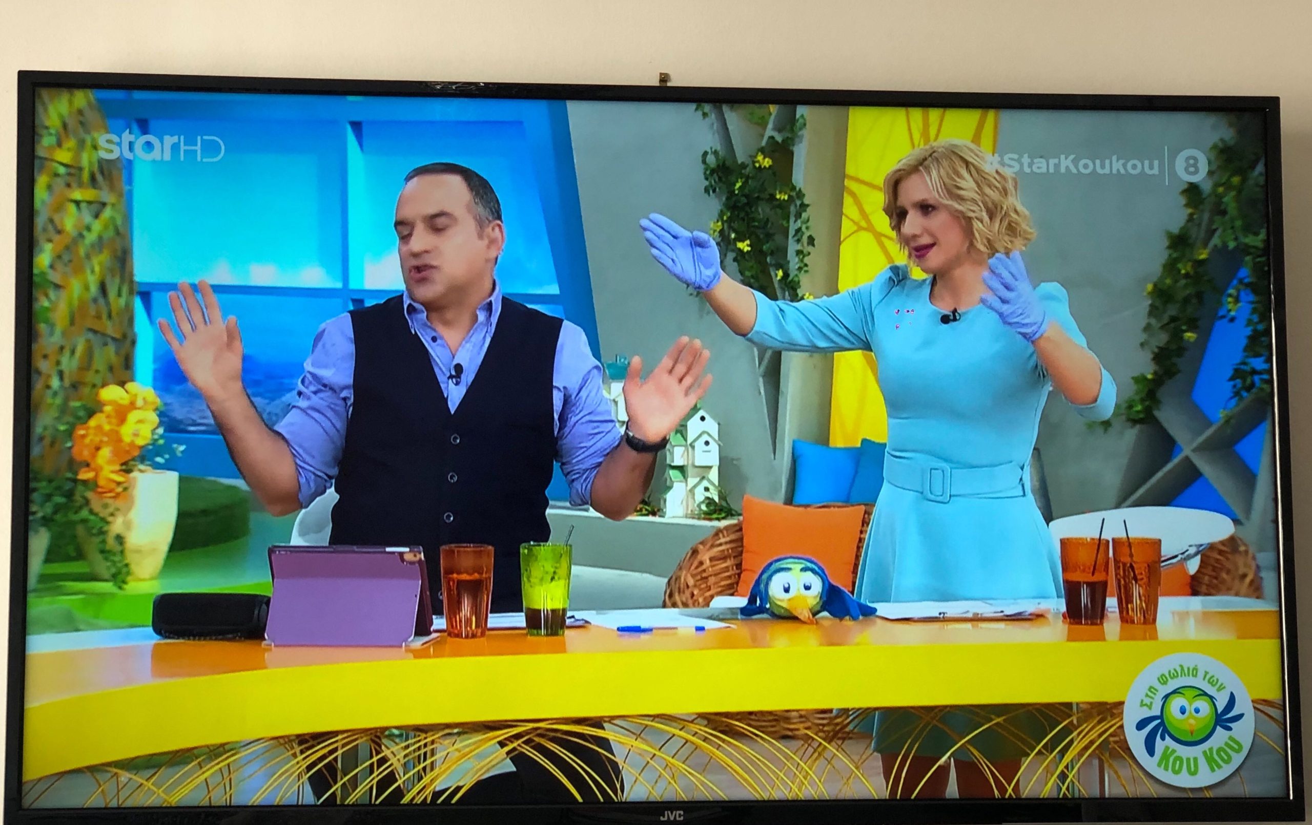 Η Καραβάτου με ασορτί γάντι-φόρεμα… γιατί για ένα στυλ ζούμε (φωτό)