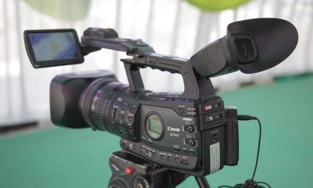 Η τηλεόραση στην εποχή του κορωνοϊού: Έτσι μπαίνουν παρουσιαστές και εργαζόμενοι σε Alpha και Star (βίντεο)