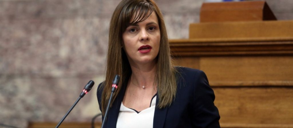 Έφη Αχτσιόγλου: «Η κυβέρνηση θεσμοθέτησε σύστημα γρήγορων μαζικών απολύσεων» (βίντεο)