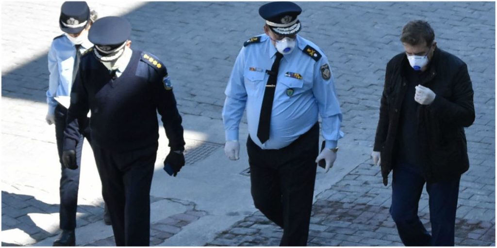 Μ. Χρυσοχοΐδης: Με μάσκα στην Κοζάνη για να ελέγξει την εφαρμογή των μέτρων