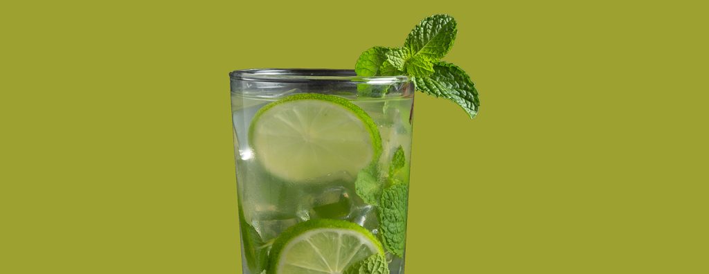 Ο εύκολος και γρήγορος τρόπος να φτιάξετε το δικό σας αποτοξινωτικό νερό μέσα στο σπίτι τις μέρες της καραντίνας