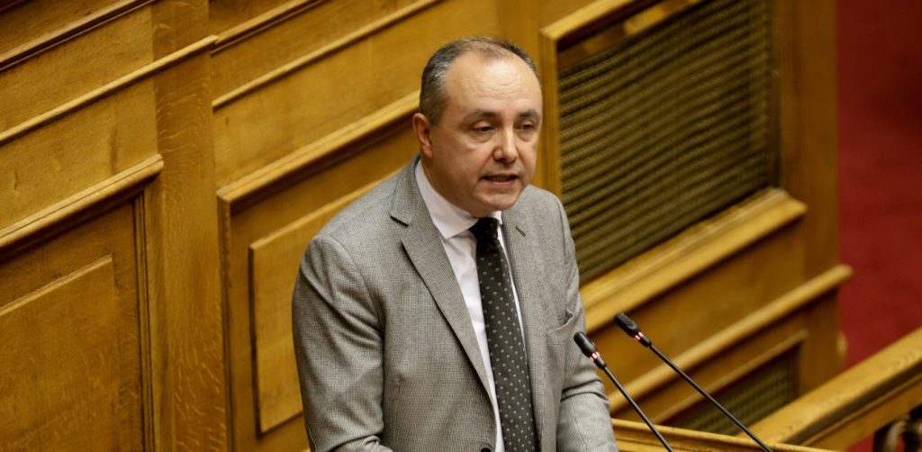 Θ. Καράογλου: «Να υψώσουμε από σήμερα ελληνικές σημαίες στα μπαλκόνια μας»