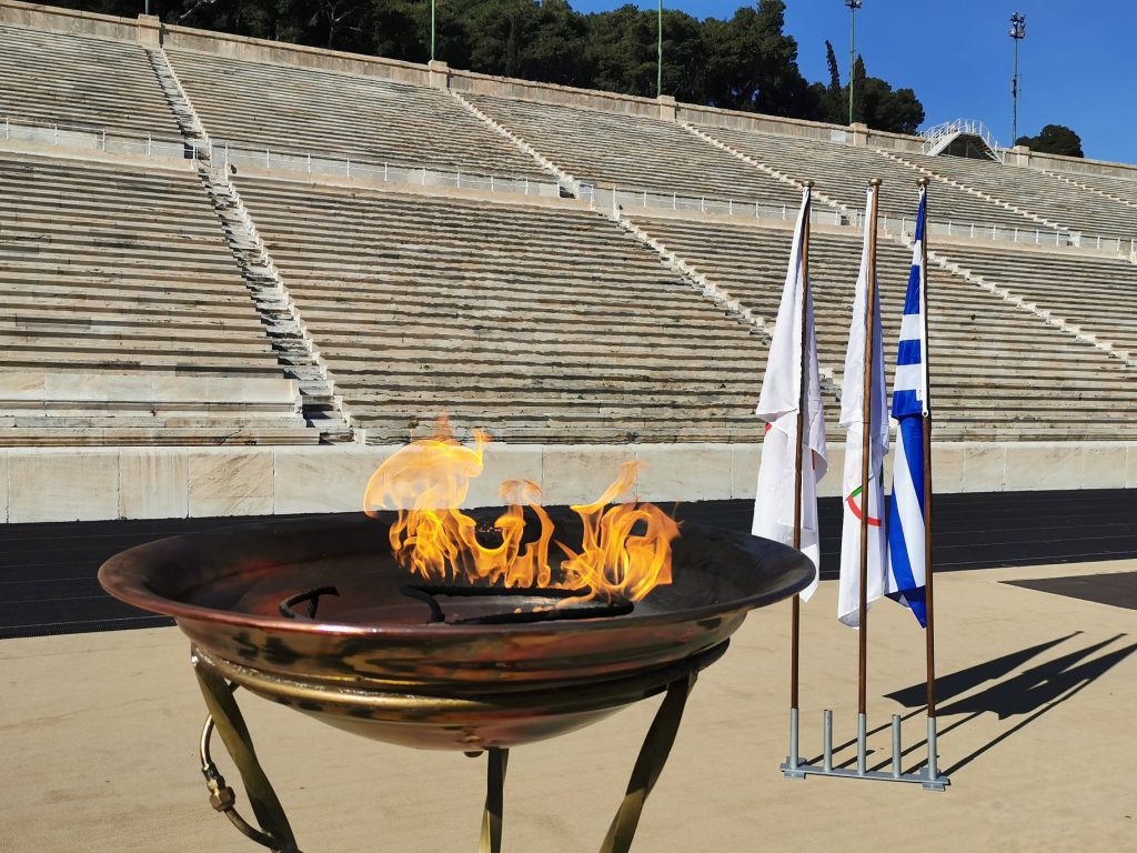 Στην Ιαπωνία η ολυμπιακή φλόγα – Σχεδόν άδειο το αεροπλάνο που τη μετέφερε (βίντεο)