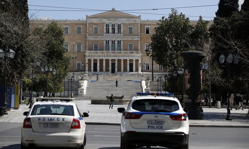 Κορωνοϊός: Ολοταχώς προς απαγόρευση κυκλοφορίας – Τα νέα περιοριστικά μέτρα – 13 νεκροί στην Ελλάδα (upd)