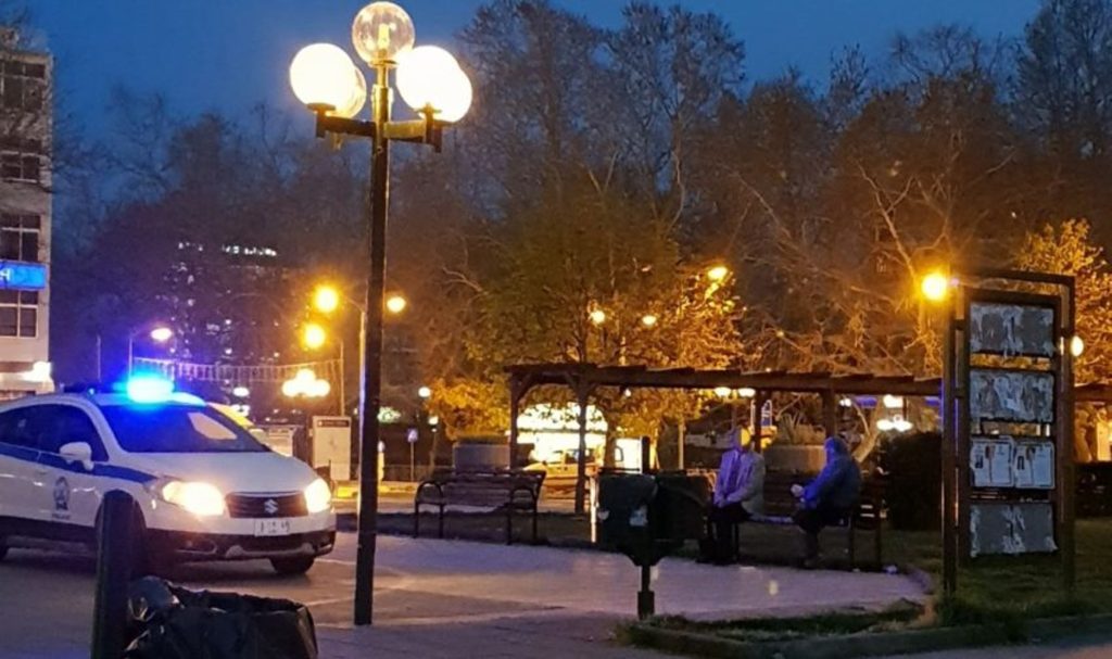Τρίκαλα: Το περιπολικό φώναζε κι οι παππούδες… δεν έφευγαν