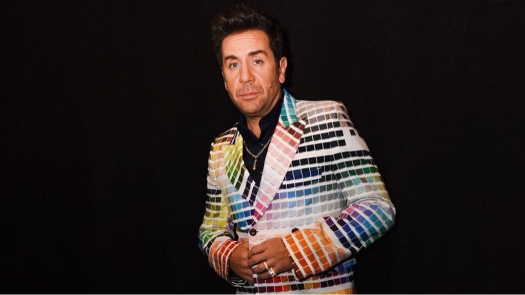 Κορωνοϊός: Ο Γιώργος Μαζωνάκης δείχνει τον δρόμο – Τραγουδάει «θα κάτσω σπίτι» (βίντεο)