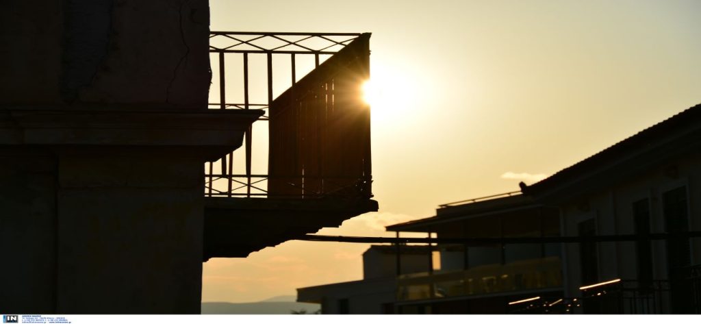 Κοζάνη: Έβαλε μουσική στο μπαλκόνι αλλά οι γείτονες κάλεσαν την αστυνομία (βίντεο) (upd)