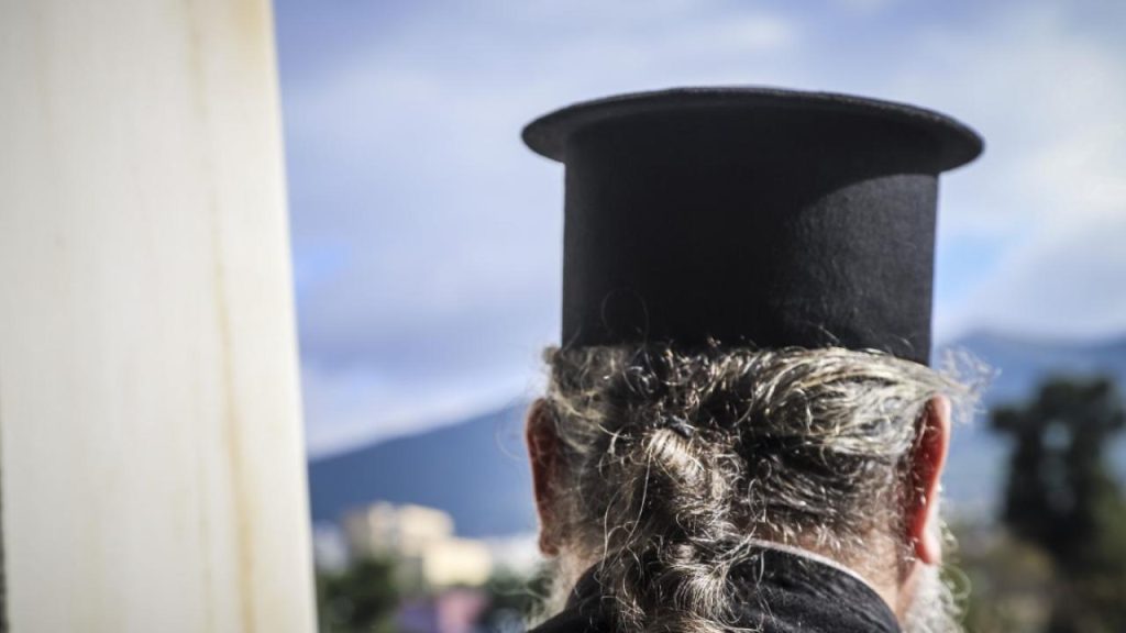 Ο Μητροπολίτης Κυθήρων Σεραφείμ πήγε στην Αστυνομία: «Εδώ είμαι να με συλλάβετε επειδή έκανα λειτουργία»