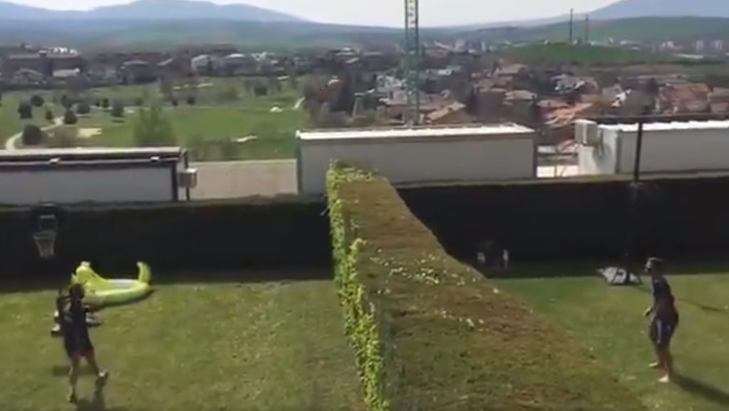 Τον πιο πρωτότυπο τρόπο για να περάσει η καραντίνα βρήκαν στην Οσασούνα! (βίντεο)