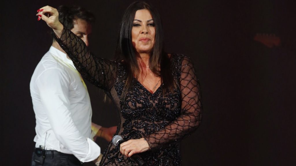 Η Άντζελα Δημητρίου μένει σπίτι και… τραγουδάει Δέσποινα Βανδή! (βίντεο)