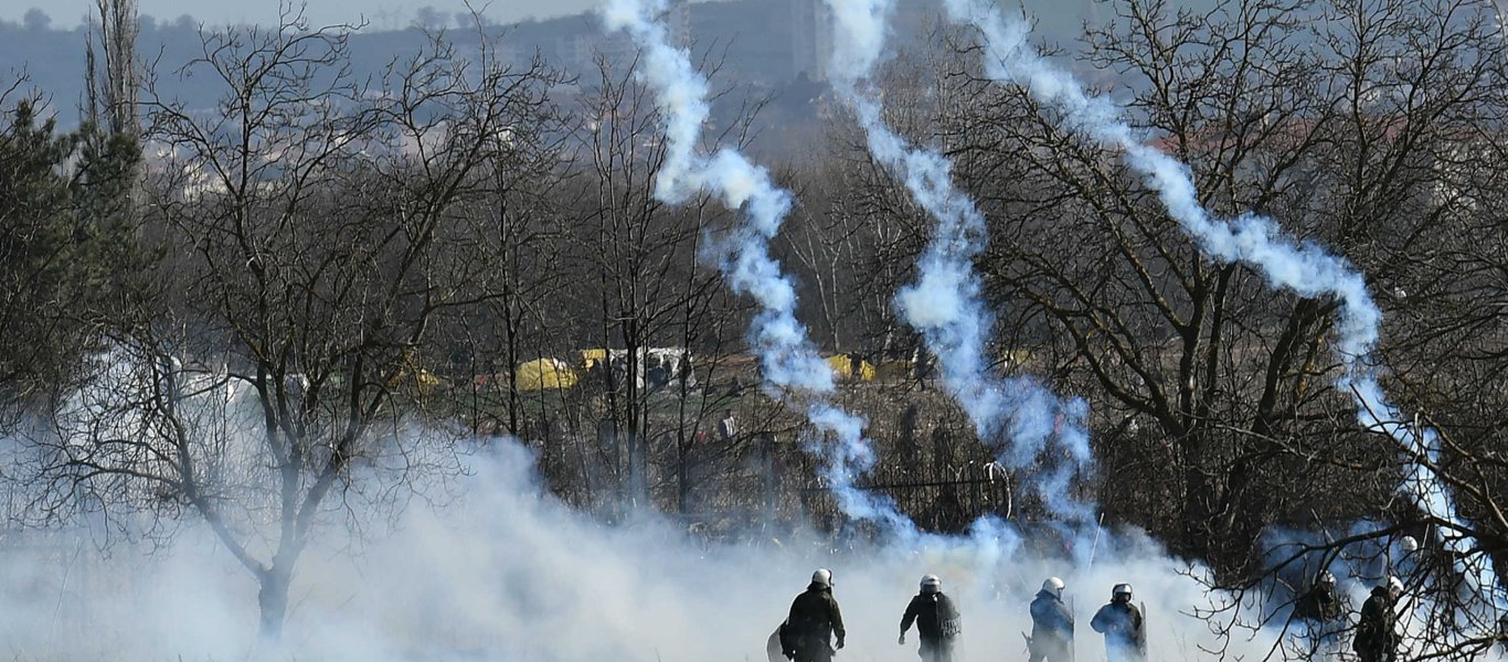 Ξεπέρασε κάθε όριο ο τουρκικός Στρατός στον Έβρο: Πέταξε «βροχή» από καπνογόνα  κατά των ελληνικών δυνάμεων