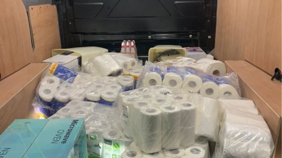 Ούτε χρυσός: Στη Βρετανία συνέλαβαν τρεις γιατί γέμισαν φορτηγάκι με… χαρτιά τουαλέτας (φωτό)