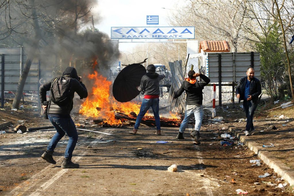 Έβρος – Νέα άγρια επεισόδια από «απελπισμένους»: Αφηνιασμένοι αλλοδαποί επιχείρησαν να εισβάλουν ξανά